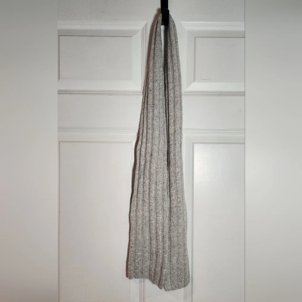 American Eagle Silver Sparkle Gray Ribbed Knit Scarf